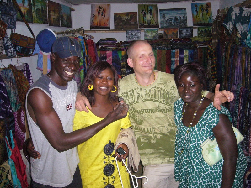 В сувенирной лавке Гамбии